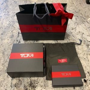 tumi paper bag